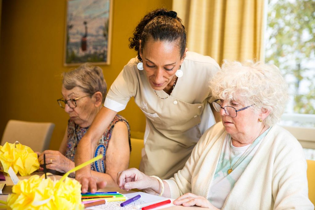 Activité coloriage encadrée par une soignante